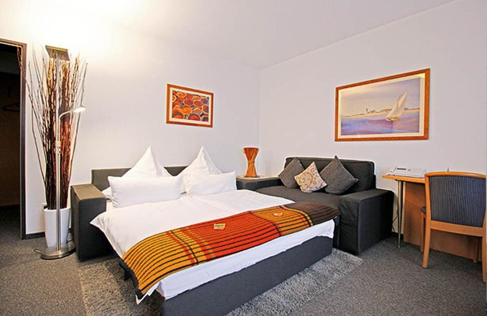 Hotel Lindenkrug 居特斯洛 外观 照片