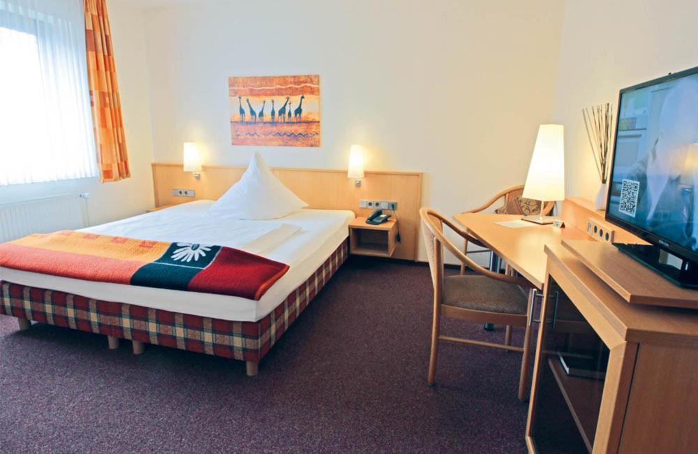 Hotel Lindenkrug 居特斯洛 外观 照片