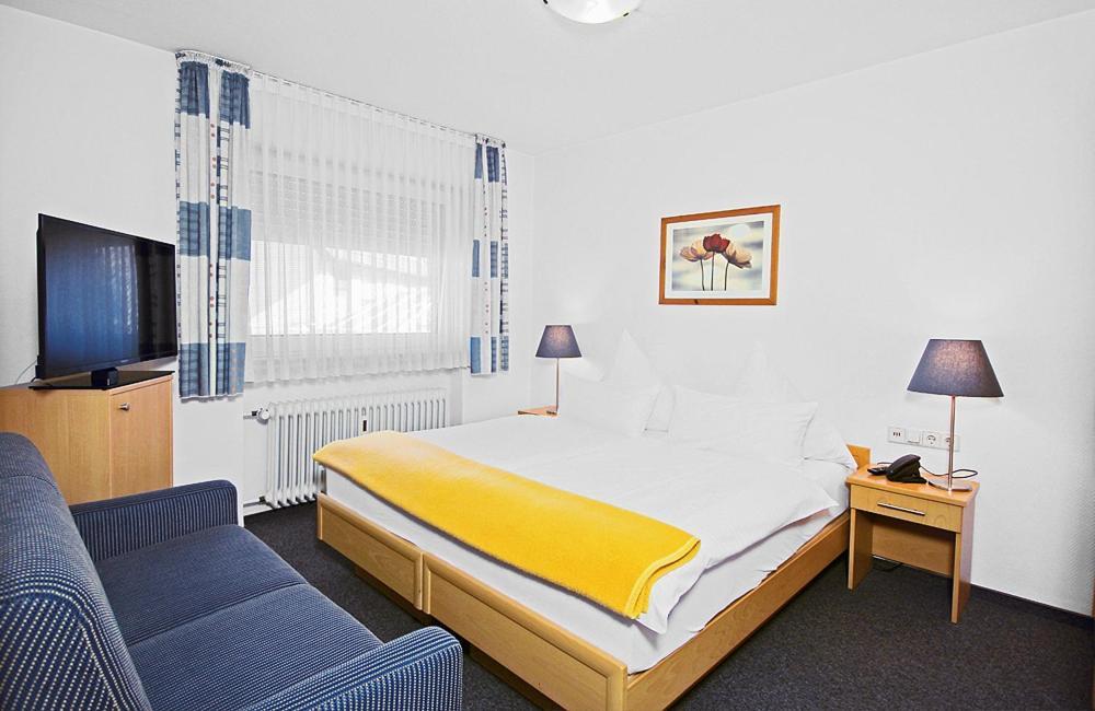 Hotel Lindenkrug 居特斯洛 外观 照片