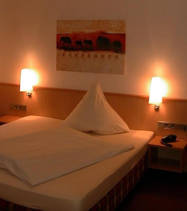 Hotel Lindenkrug 居特斯洛 外观 照片