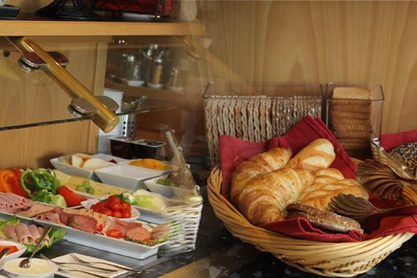 Hotel Lindenkrug 居特斯洛 外观 照片