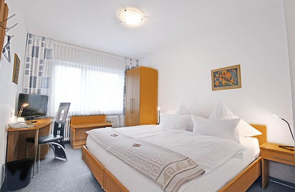 Hotel Lindenkrug 居特斯洛 外观 照片
