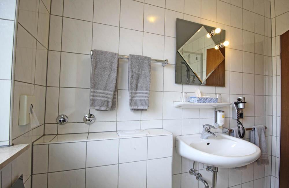 Hotel Lindenkrug 居特斯洛 外观 照片